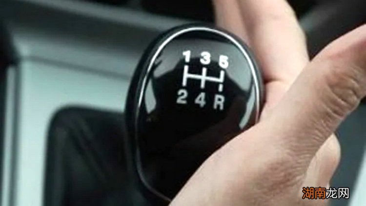 手动挡换挡时离合器和油门怎么配合