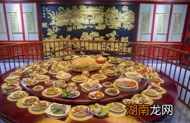 古代饮食文化中,分食制是如何向合食制转变的?