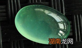 在什么环境下翡翠起荧光，翡翠在自然光下有荧光