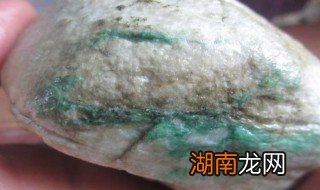 翡翠原石上的白蟒是怎样的图片 什么是翡翠原石白蟒