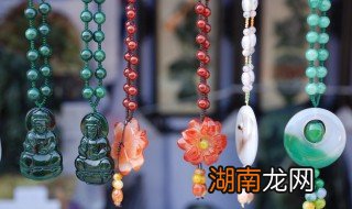 翡翠手持用什么配饰好看 翡翠手持配什么配饰