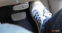 刹车踩到底咯噔响怎么回事