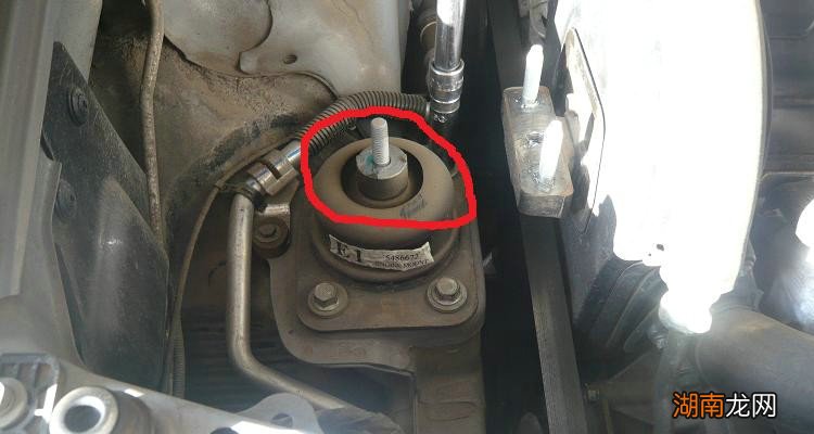 换完机脚垫车还震是什么原因