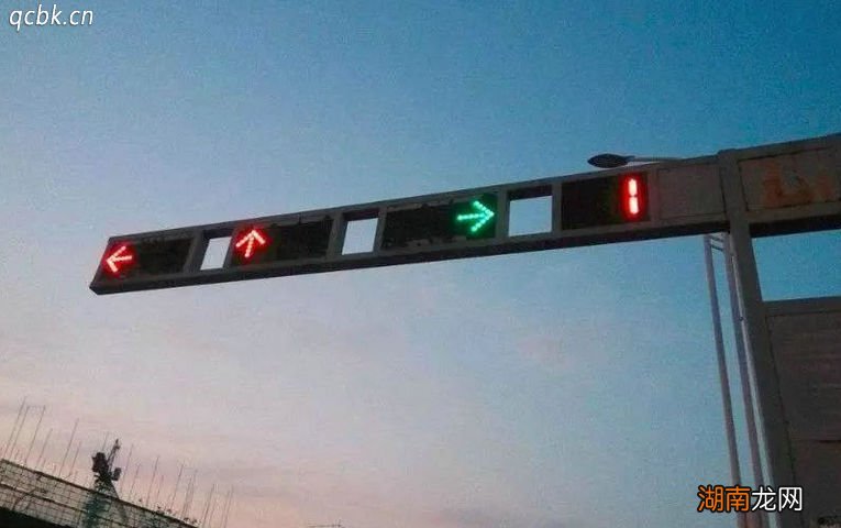 车辆右转弯受红灯限制吗