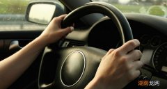 方向盘没回正停车对车有影响吗