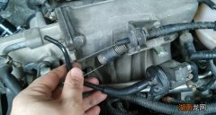 冷车打火有汽油味儿正常吗
