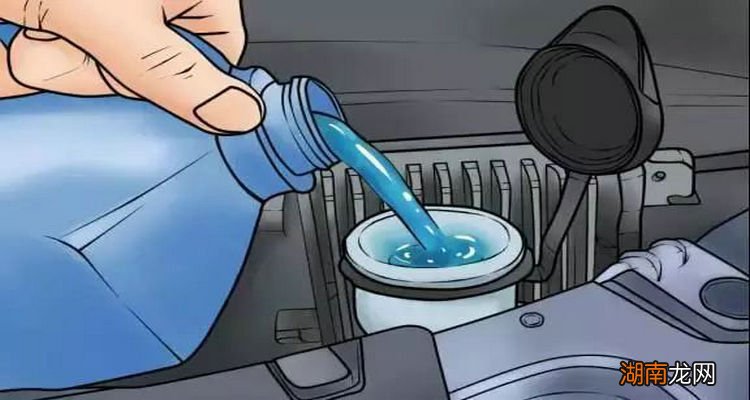 汽车里的玻璃水怎么放出来