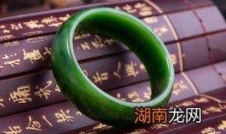 出土翡翠手镯怎么盘玩,出土的翡翠如何盘