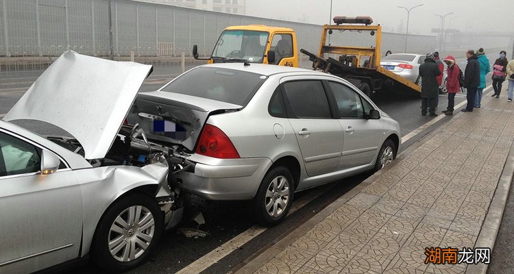 倒车车屁股碰到别人的车头怎么处理