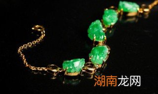 生肖虎佩戴翡翠吊坠 什么生肖戴翡翠虎牌