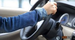 倒车车屁股往左边方向盘怎么调