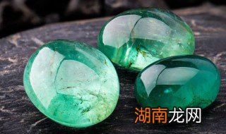 翡翠中的黑色的是怎么形成的,翡翠里面有黑黑的