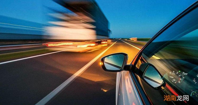 高速跟车开远光灯还是近光灯