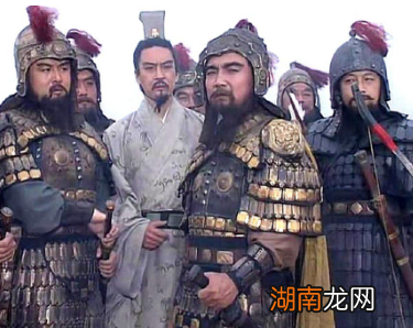 权力与生存的抉择：张绣投降曹操的历史解析