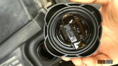 机油盖有油渍正常吗