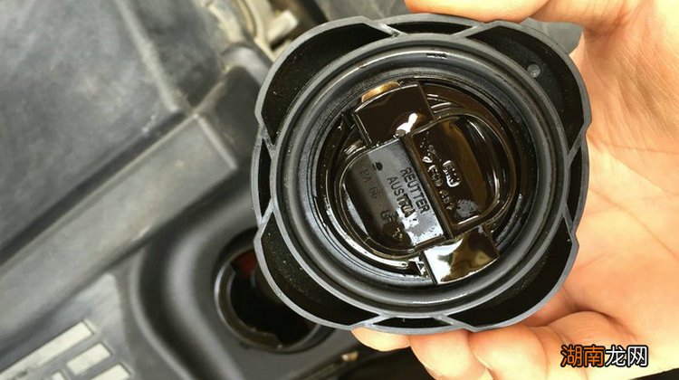 机油盖有油渍正常吗