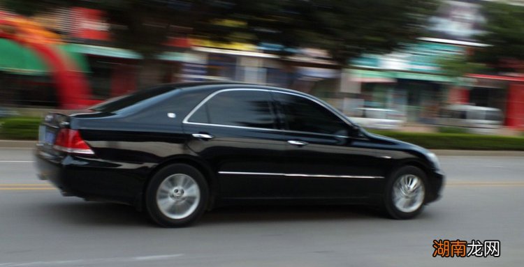 汽车行驶中有顿挫感是怎么回事