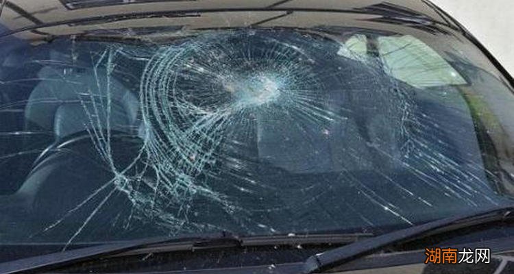 汽车前挡玻璃有划痕怎么处理修复