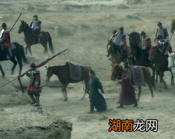 彭城之战失败后刘邦驾车逃亡，途中为何数次将儿女推下车？