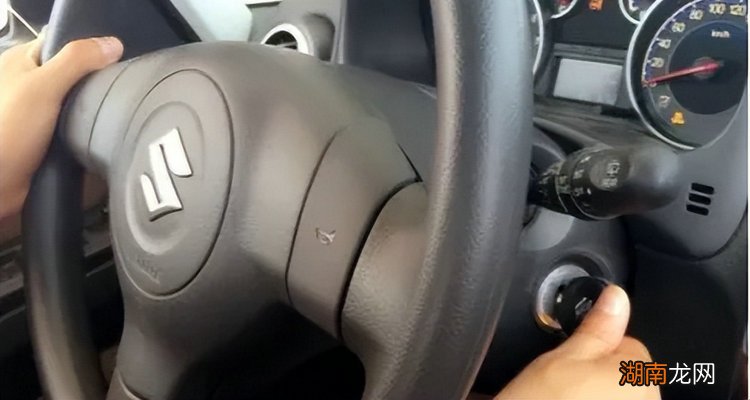 汽车钥匙插锁里转不动锁芯怎么办