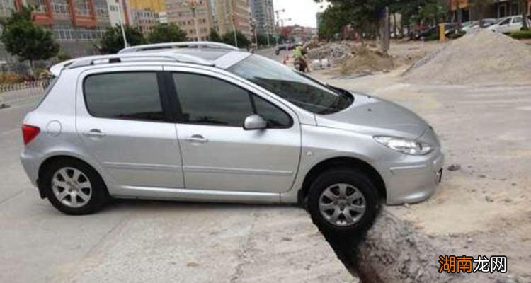 40码过坑减震咣一声有没有事的