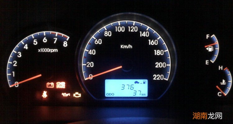 汽车仪表盘有个小汽车一闪一闪怎么回事