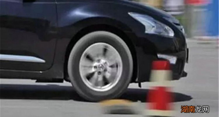 汽车过减速带吱吱响怎么回事