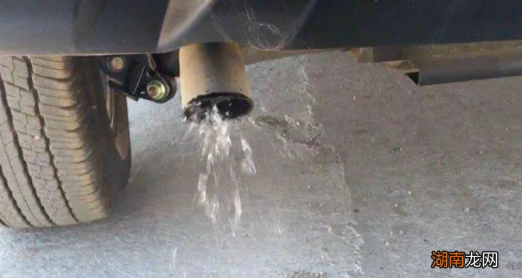 小车排气筒喷水正常吗