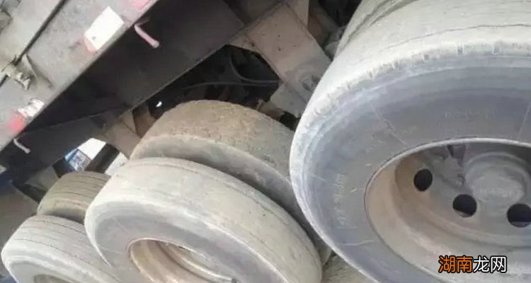 后轮吃胎是什么原因