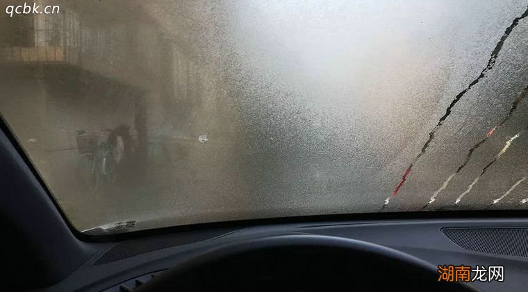 前挡风玻璃容易起雾怎么办