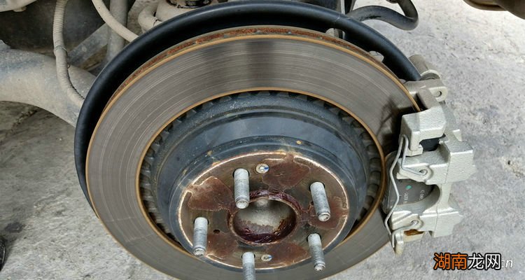 汽车刹车盘有凹槽怎么处理