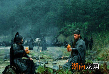 马超来投靠的时候,为何关羽想与其比试呢?