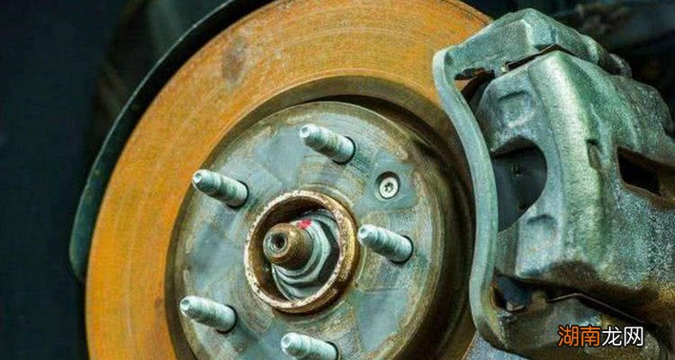 汽车刹车盘生锈怎么处理