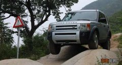 汽车一颠簸就咯吱咯吱响正常吗