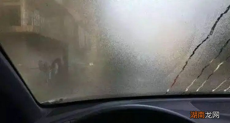 汽车前挡风玻璃膜起泡怎么修复