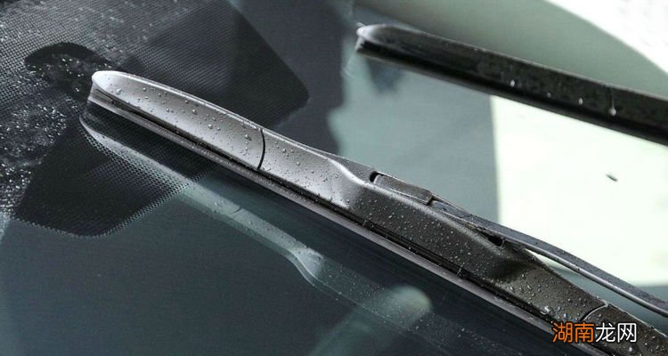 雨刮器刮玻璃声音特别大是什么原因