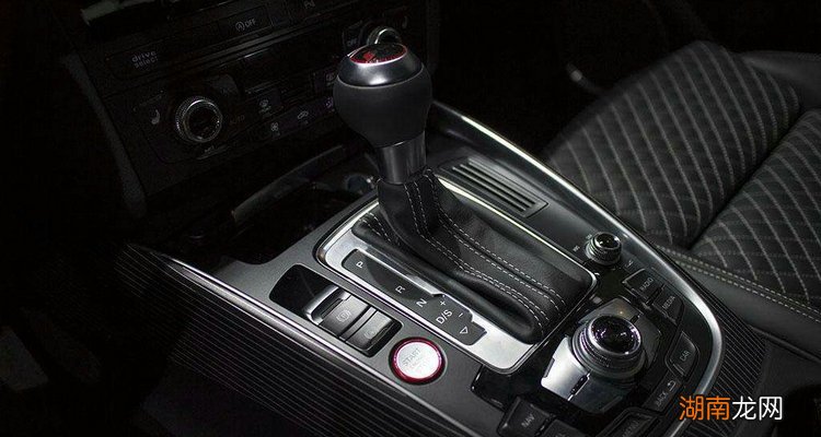 自动挡车挂R档不踩油门不走什么原因