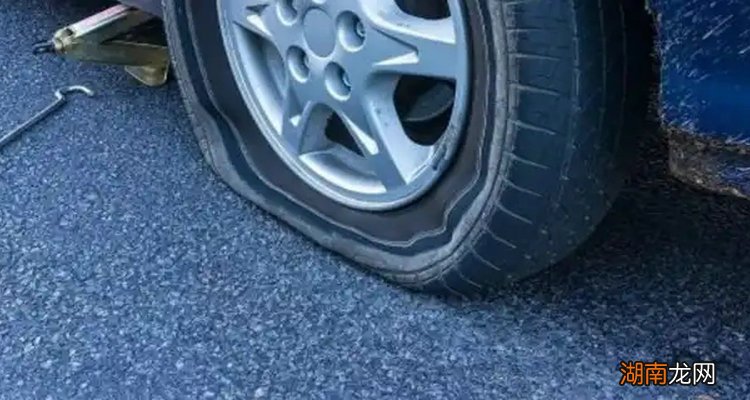 汽车轮胎没气了继续跑有什么后果