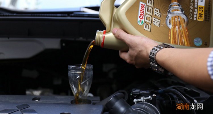 汽车烧机油的原因有哪些