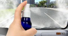 前挡风玻璃里面起雾怎么解决