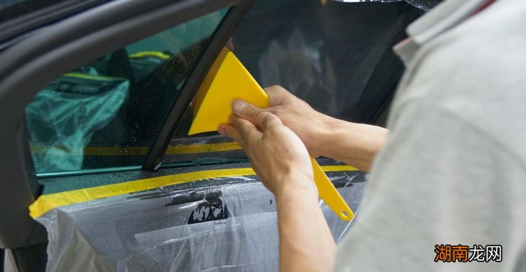 新车刚贴完膜可以洗车吗