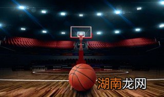 打篮球怎样防守对方攻击 打篮球防守对方的快攻的方法