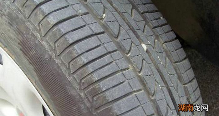 轮胎小石头会自己掉吗