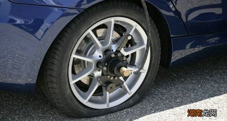 汽车轮胎漏气了怎么办