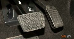 车一踩油门就咯噔咯噔响咋回事