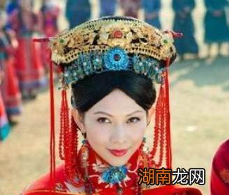 在古代新婚之夜时,人们会在床上放一条手帕是为何?