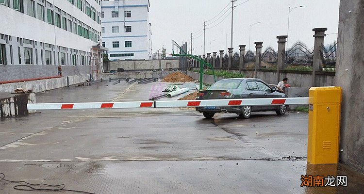 停车场出口抬杆了车没开出去怎么办