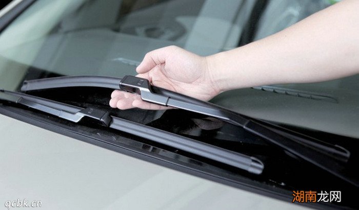 雨刮胶条多久换一次比较好