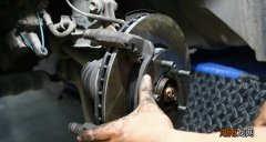 刹车片太紧怎样调松怎么调