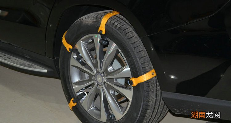 防滑链应该装在哪个轮胎上